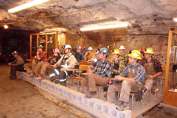 ارتقای نیروهای انسانی با انتخاب استادان معدنکار