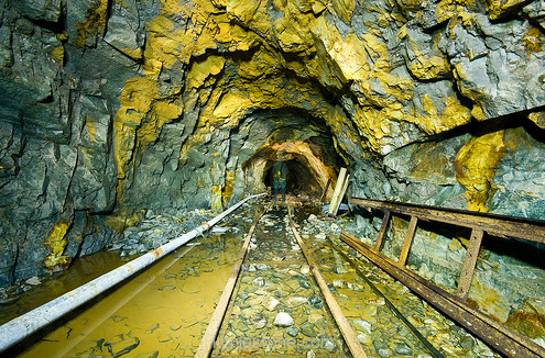 بیش از 950 معدنچی طلا در زیر زمین گرفتار شدند