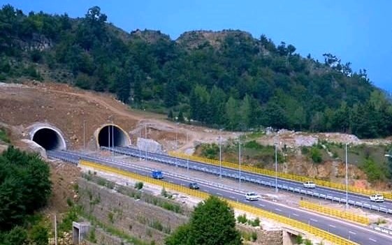 خروجی برای دسترسی به اراضی در آزاد راه تهران شمال نداده ایم/ اتمام عملیات اجرایی آزاد راه تا ۴ ماه دیگر خروجی برای دسترسی به اراضی در آزاد راه تهران شمال نداده ایم/ اتمام عملیات اجرایی آزاد راه تا ۴ ماه دیگر