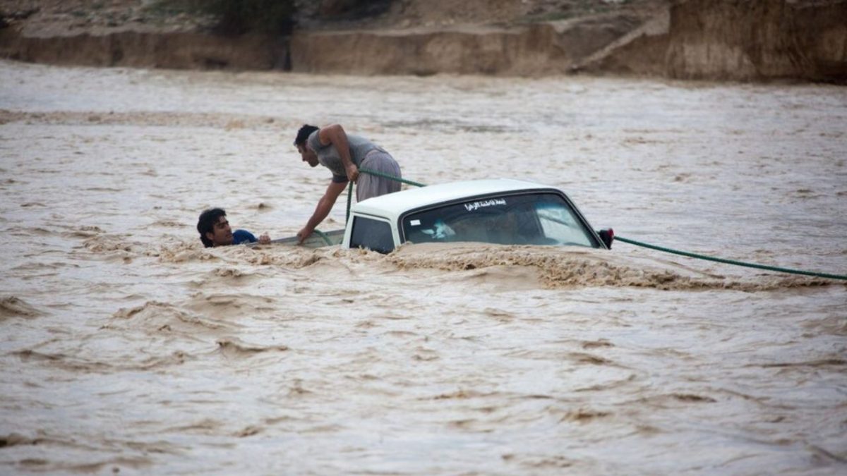 اهواز و آبادان همچنان غرق در آب هستند