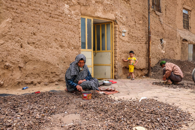 روستای معدن فیروزه بیکار ندارد