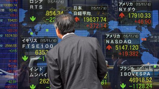 Asian Stocks Slip, Yen and Gold Gain as Global Risks Rise