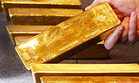 Gold drops to negative territory on the day as shorter-term futures traders take profits