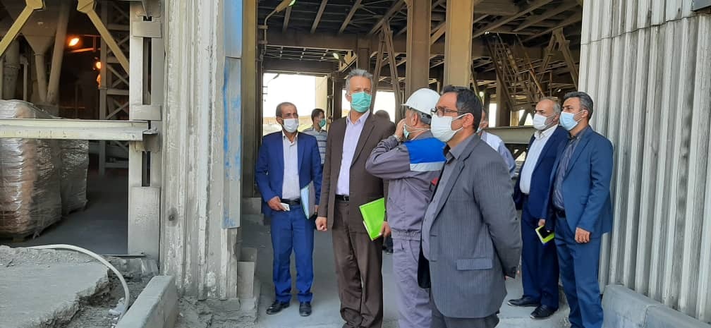 ورود دادستان فیروزکوه به‌منظور حل مشکلات کارخانه تولیدی «سیمان فراز»