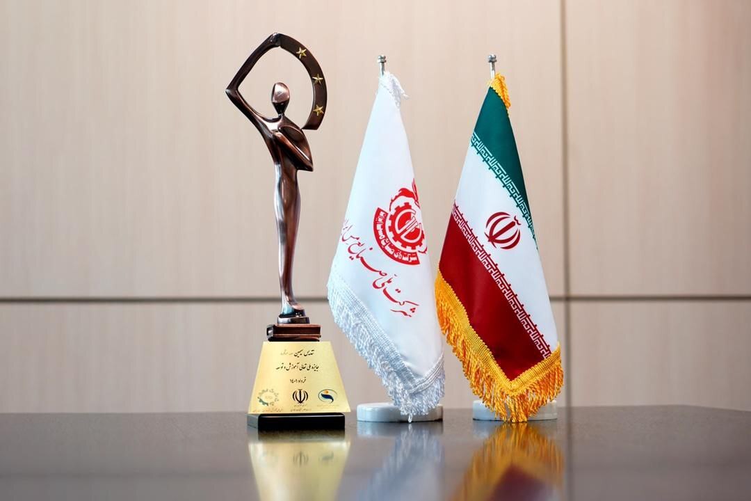 اهدای تندیس سیمین ۳ ستاره به مدیرعامل شرکت مس