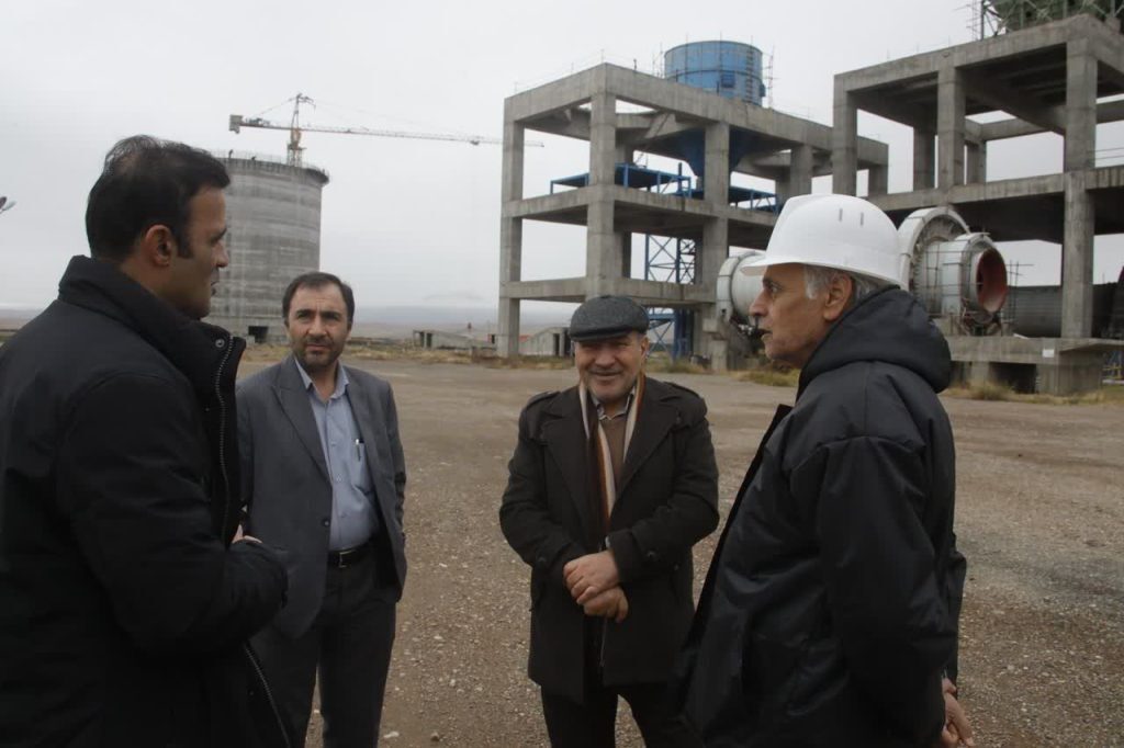 بازدید مدیرعامل سازمان منطقه آزاد ماکو از عملیات طرح توسعه کارخانه سیمان مهر ماکو