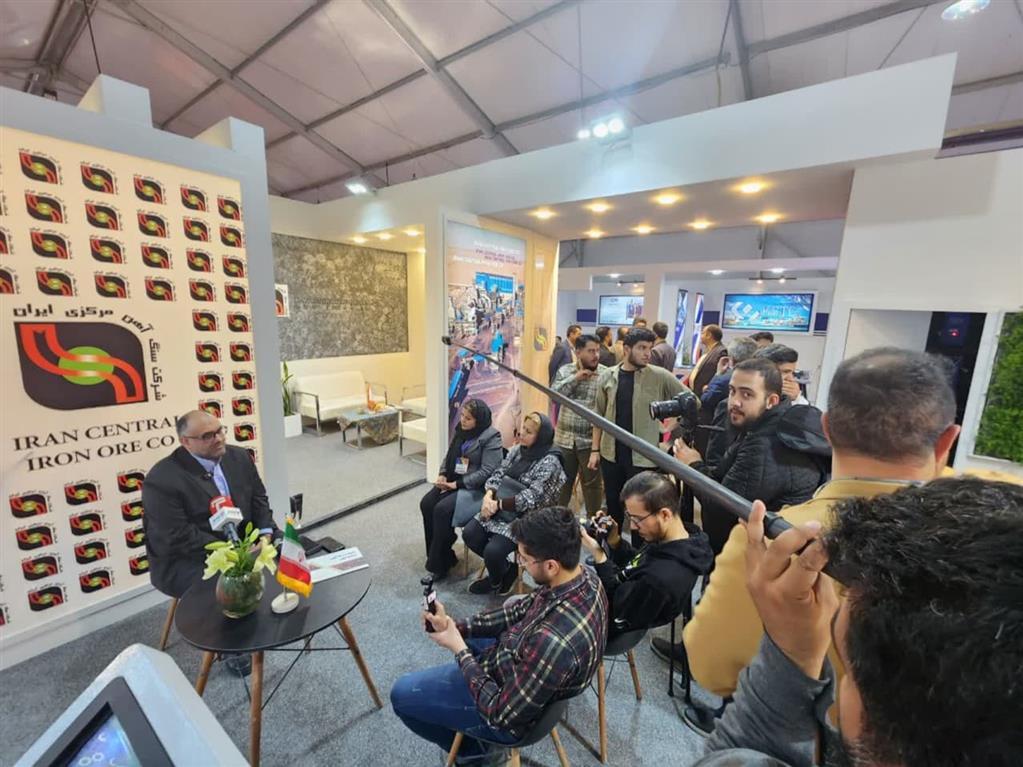 بازدید رئیس گروه اقتصادی دفتر رهبری از غرفه شرکت سنگ آهن مرکزی ایران