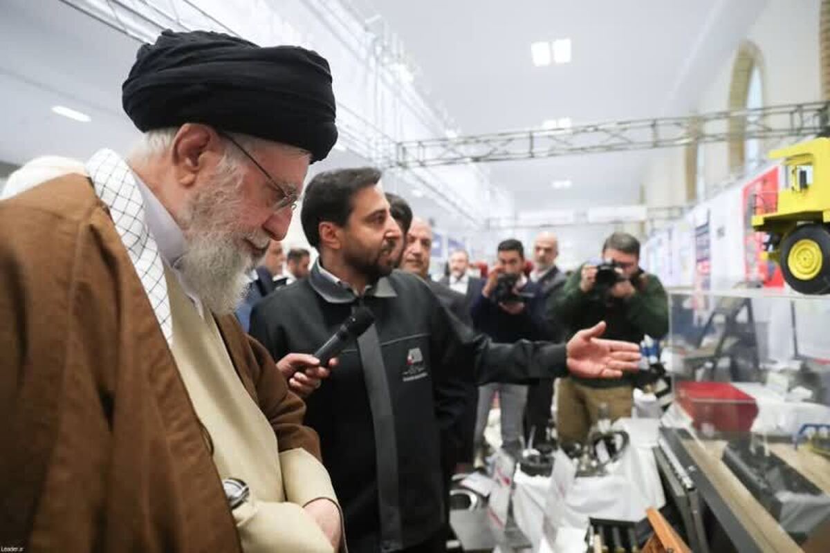 بازدید مقام معظم رهبری از نمایشگاه توانمندی‌های ذوب آهن اصفهان