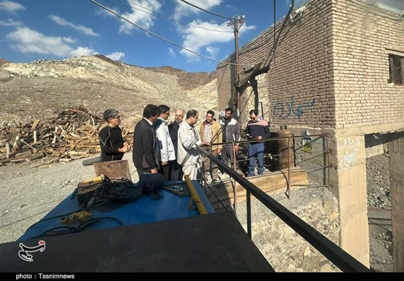 ۴۰ پیمانکار در معادن اسفندقه با همان روش‌های قدیمی سنگ معدن را بیرون می‌آورند