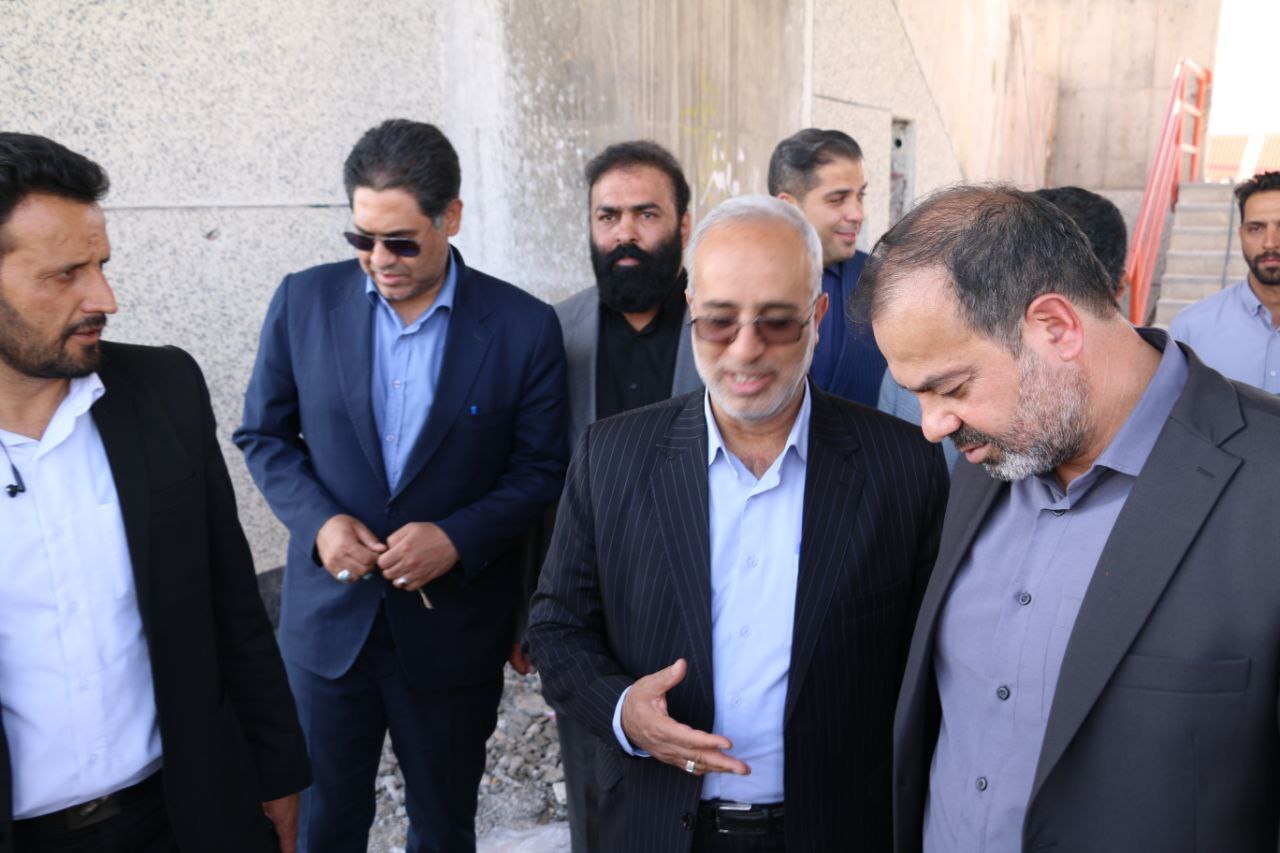 بازدید دکتر فداکار از ورزشگاه در حال تکمیل شهدای مس/ تقدیر استاندار کرمان از دکتر رستمی