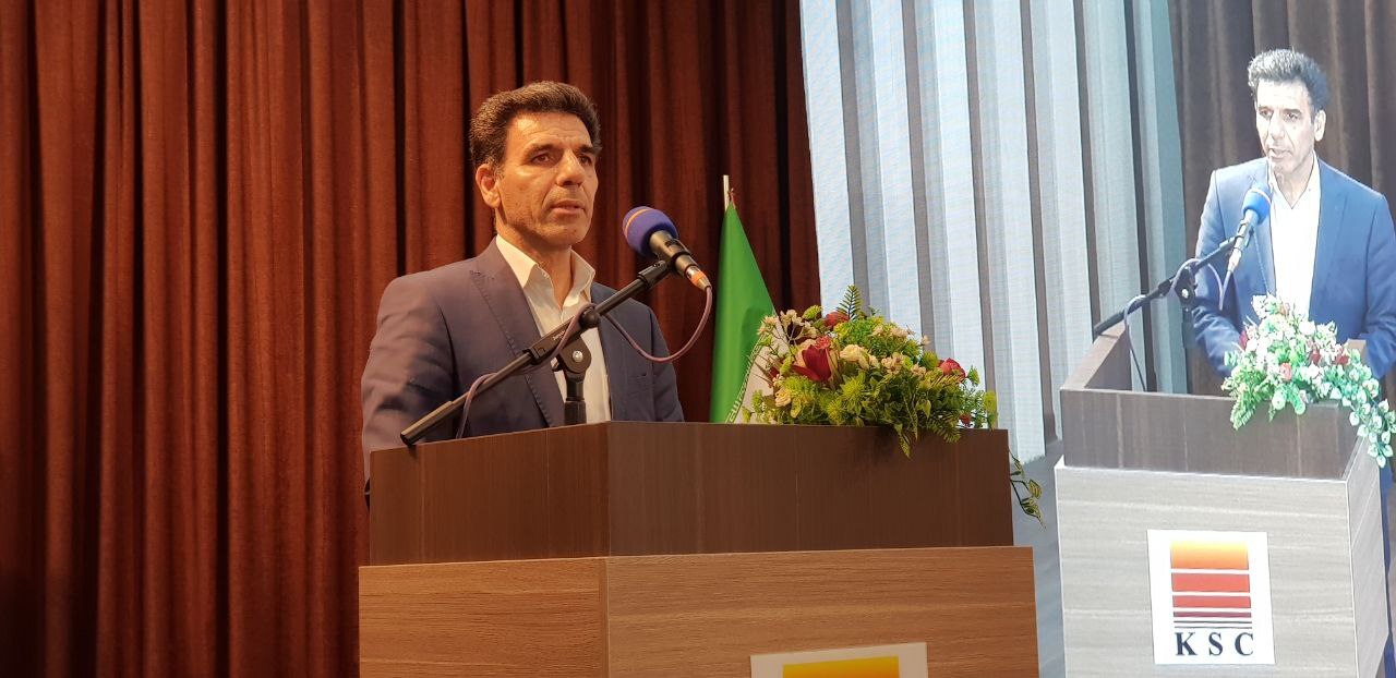 تیم فوتبال نونهالان و نوجوانان فولاد خوزستان به همراه خانواده‌هایشان با جام‌های قهرمانی کشور از خط تولید بازدید کردند