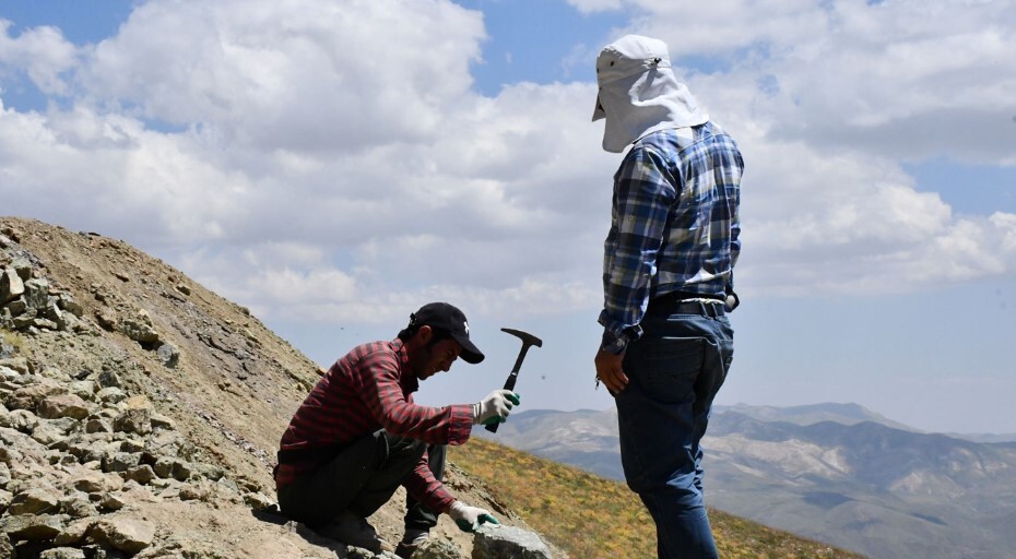 برگزاری کارگاه آموزشی گارنت‌های دمانتوئید در تکاب در راستای اجرای طرح تحول زمین‌شناسی و اکتشاف ذخایرمعدنی جهت تهیه لایه اطلاعاتی گوهرسنگ برای نخستین بار