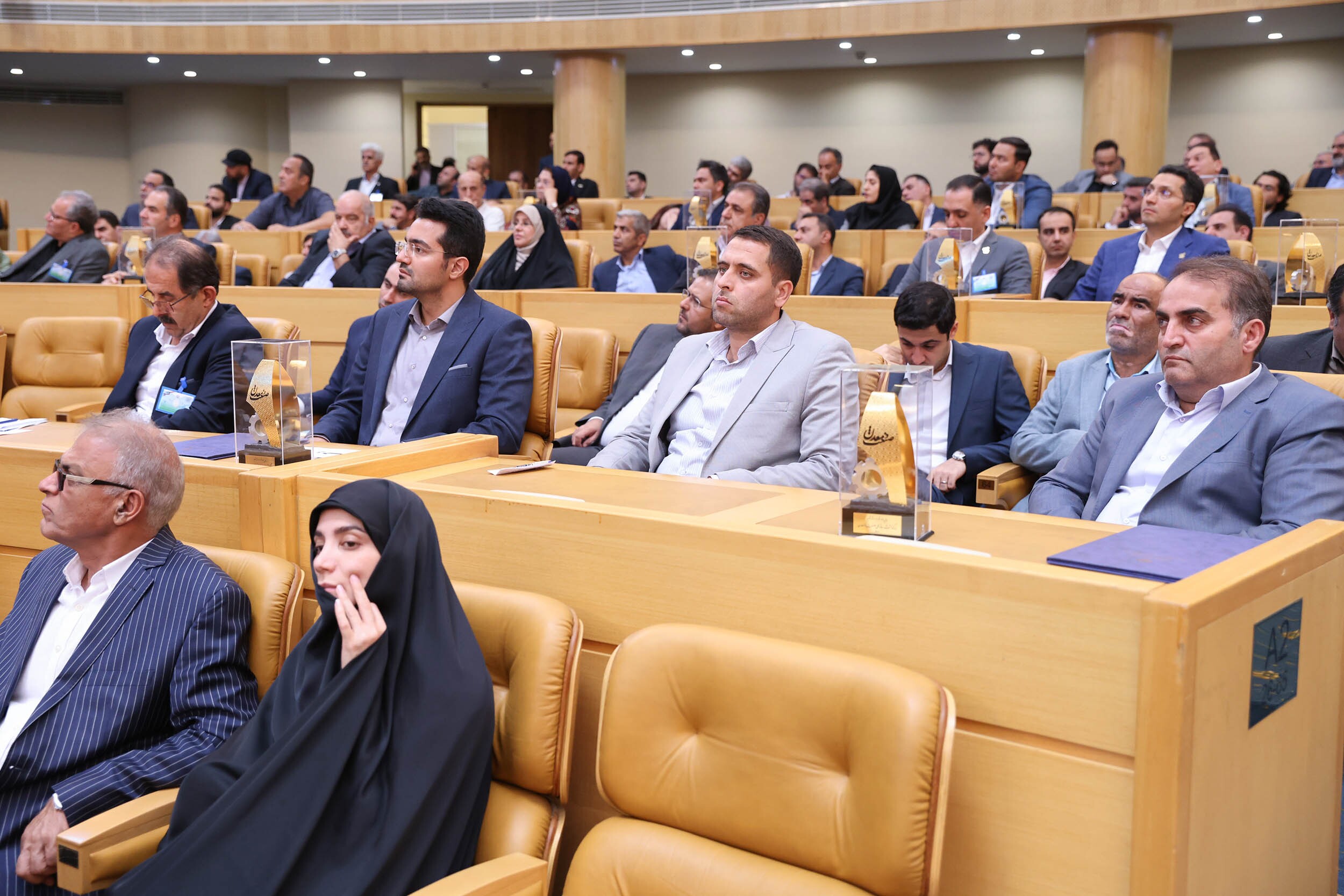 رفتار دولتمردان باید امیدآفرین باشد/ هیچ خط تولیدی نباید متوقف شود/ راهکار عبور از مشکلات اقتصادی مدیریت ظرفیت‌های داخلی است/ راهکار رفع مشکلات را در دست و لبخند بیگانگان دنبال نمی‌کنیم/ پارک‌های فناوری و دانش بنیان نقطه قدرت کشور است