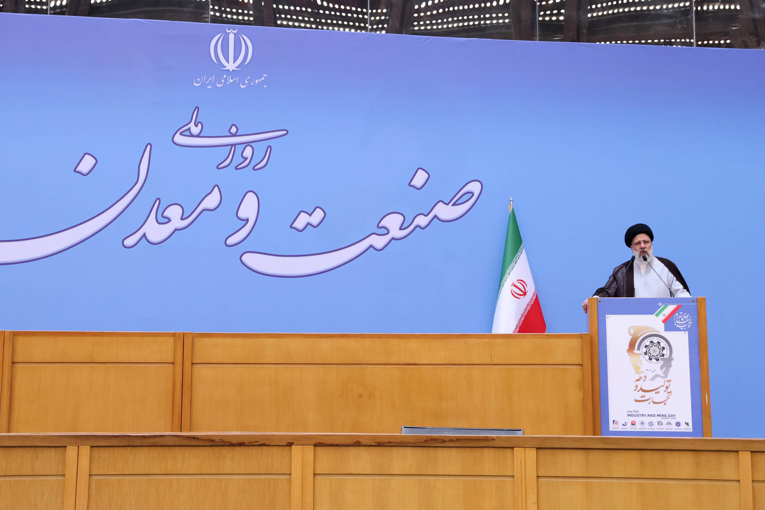 رفتار دولتمردان باید امیدآفرین باشد/ هیچ خط تولیدی نباید متوقف شود/ راهکار عبور از مشکلات اقتصادی مدیریت ظرفیت‌های داخلی است/ راهکار رفع مشکلات را در دست و لبخند بیگانگان دنبال نمی‌کنیم/ پارک‌های فناوری و دانش بنیان نقطه قدرت کشور است