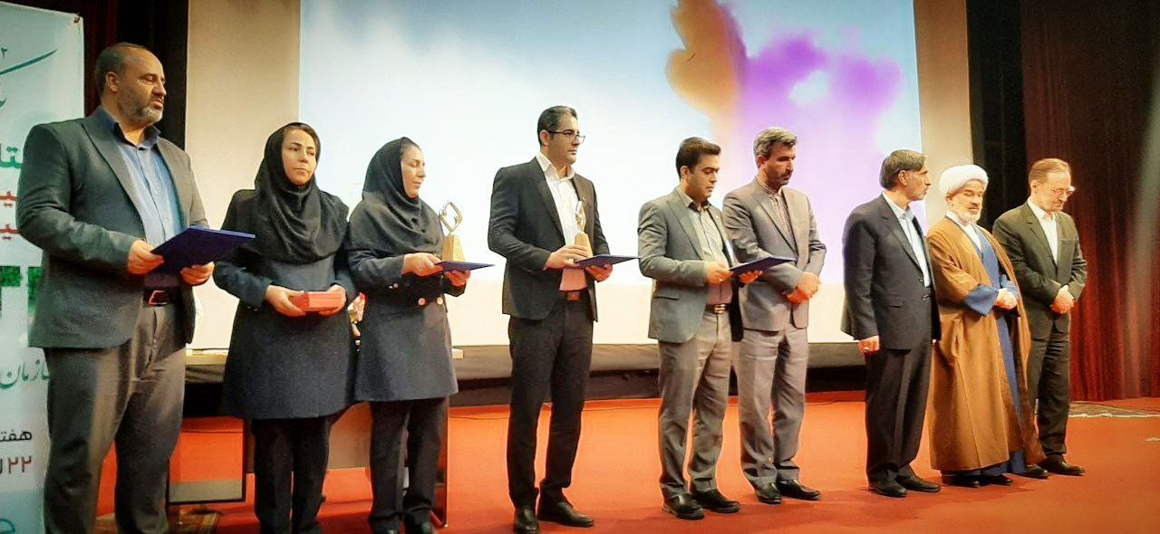 نشان مدیر کنترل کیفیت نمونه خراسان شمالی به آلومینای ایران رسید