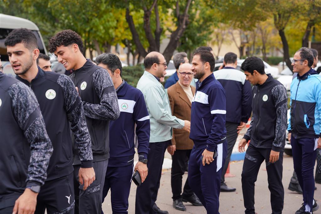 دیدار صمیمانه‌ی بازیکنان تیم فوتبال ذوب آهن با تلاشگران مجتمع صنعتی ذوب‌ آهن اصفهان