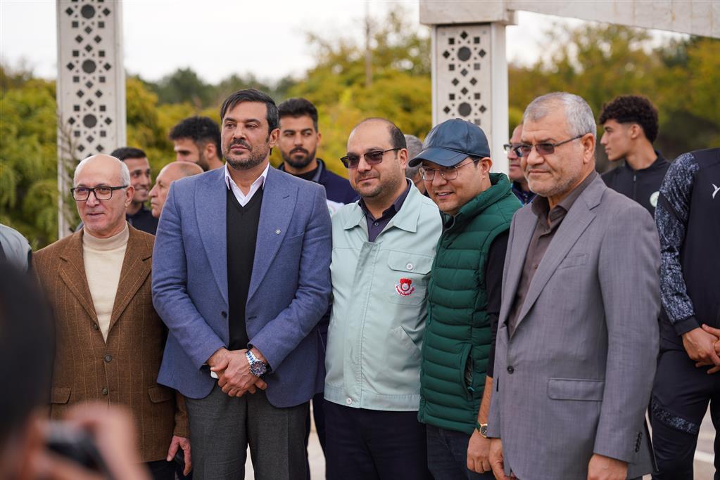 دیدار صمیمانه‌ی بازیکنان تیم فوتبال ذوب آهن با تلاشگران مجتمع صنعتی ذوب‌ آهن اصفهان