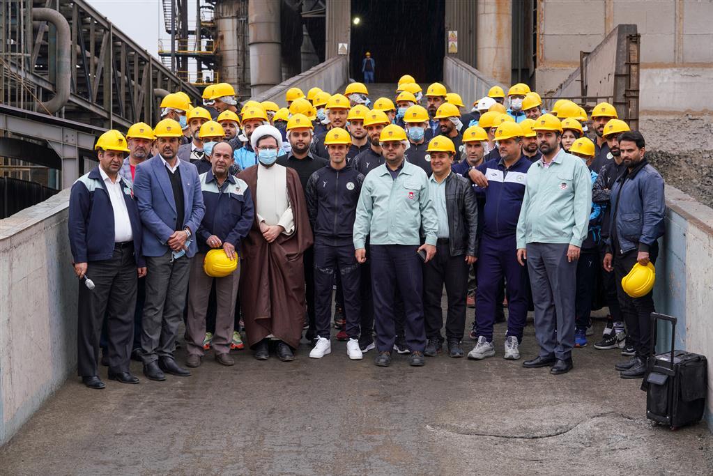 دیدار صمیمانه‌ی بازیکنان تیم فوتبال ذوب آهن با تلاشگران مجتمع صنعتی ذوب‌ آهن اصفهان