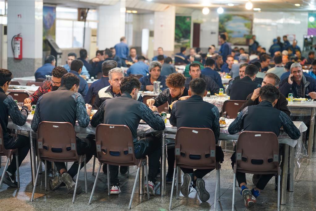دیدار صمیمانه‌ی بازیکنان تیم فوتبال ذوب آهن با تلاشگران مجتمع صنعتی ذوب‌ آهن اصفهان