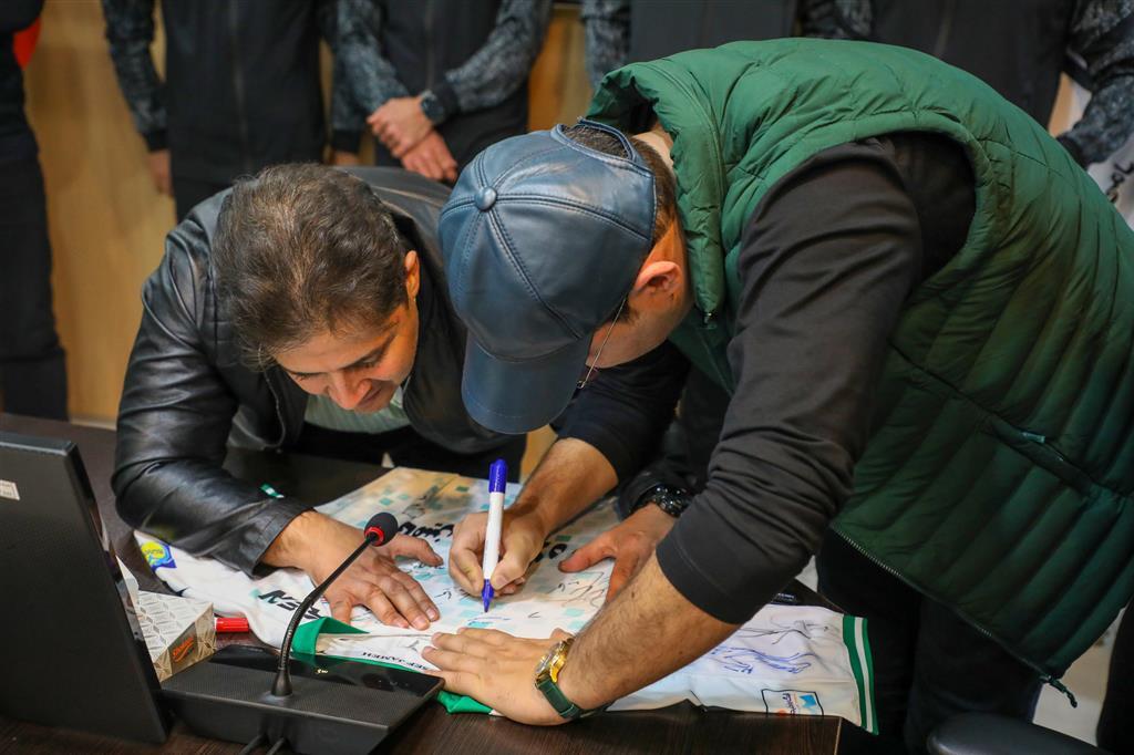دیدار صمیمانه‌ی بازیکنان تیم فوتبال ذوب آهن با تلاشگران مجتمع صنعتی ذوب‌ آهن اصفهان
