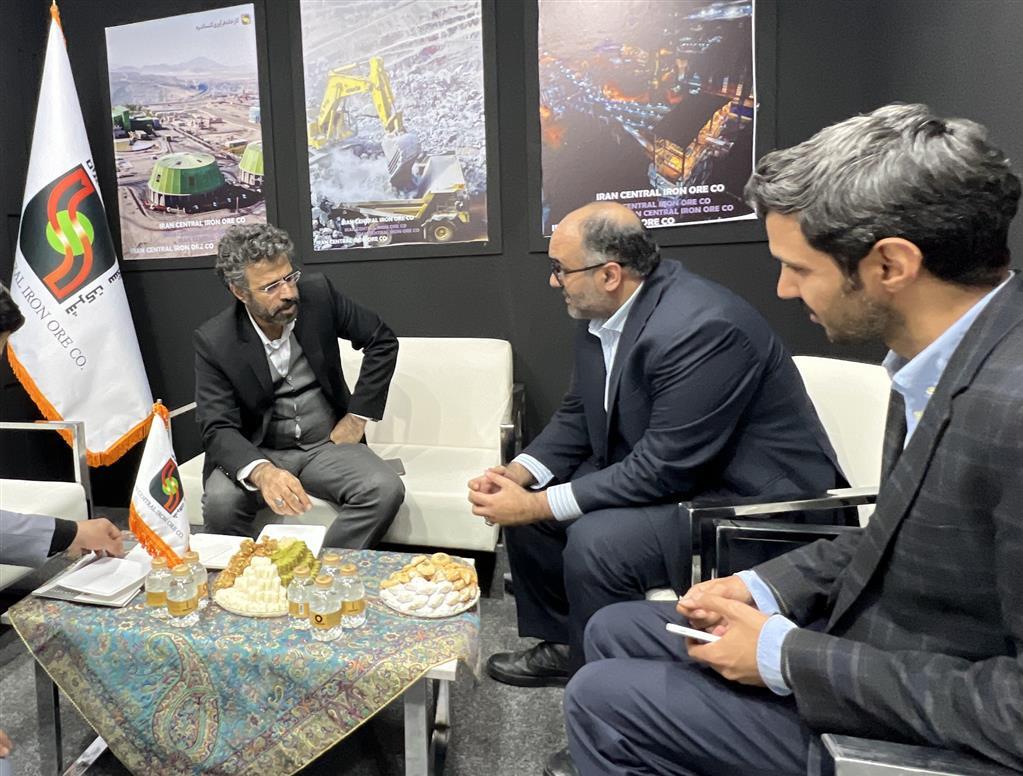 حضور معاون اقتصادی و رفاهی وزارت تعاون، کار و رفاه اجتماعی در غرفه شرکت سنگ آهن مرکزی ایران