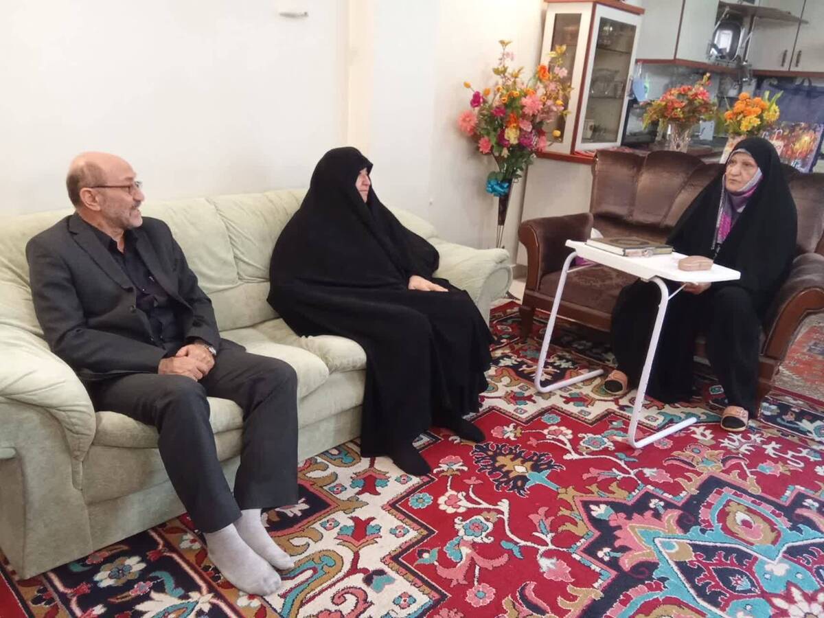 دیدار مشاور وزیر صمت و رئیس مرکز سرمایه انسانی و سازمانی وزارت صمت با خانواده شهید «غلامحسین هفت‌لنگ»