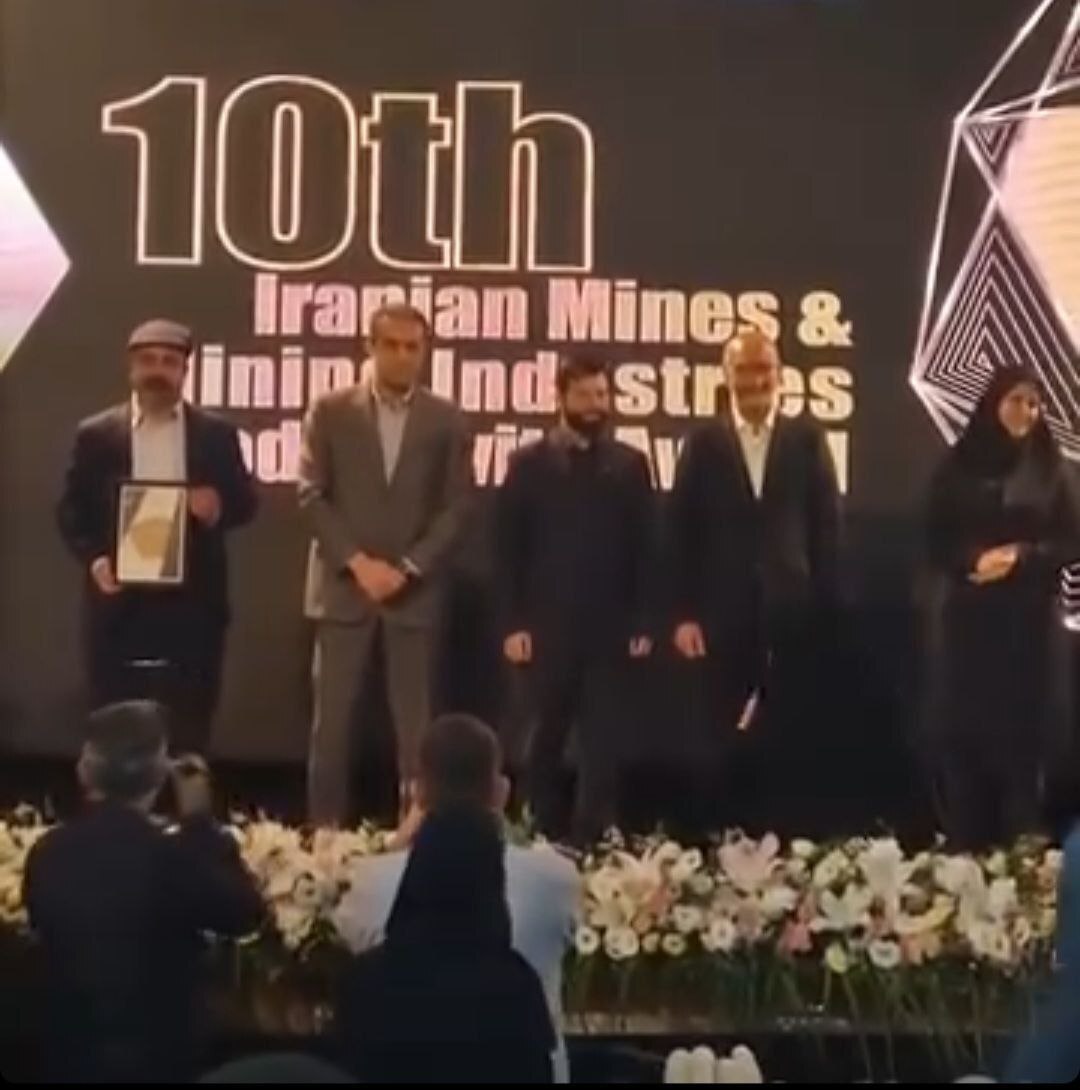 اعطای تندیس برنزین پیشتازان بهره‌وری به شرکت آلومینای ایران