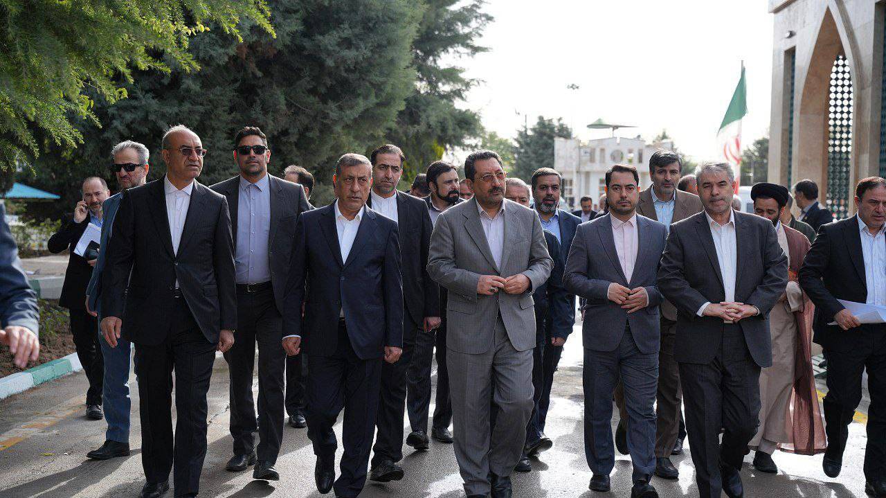 ادای احترام وزیر صمت و معاون اجرایی رئیس‌جمهور به مقام شهدای گمنام استان کرمانشاه