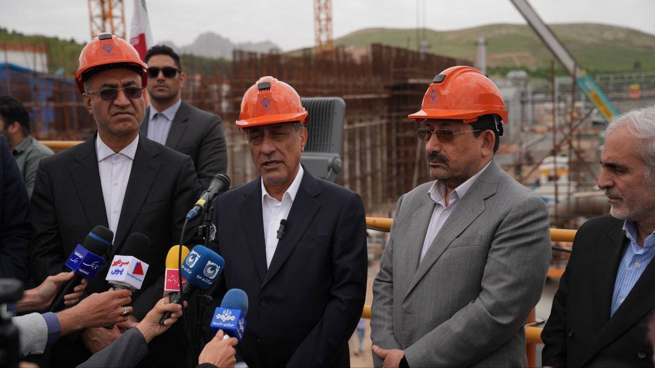 بازدید معاون اجرایی رئیس‌جمهور و وزیر صمت از فاز دوم توسعه صنایع پتروشیمی کرمانشاه
