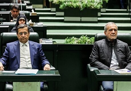 پزشکیان حکم بانک مرکزی را به همتی داد