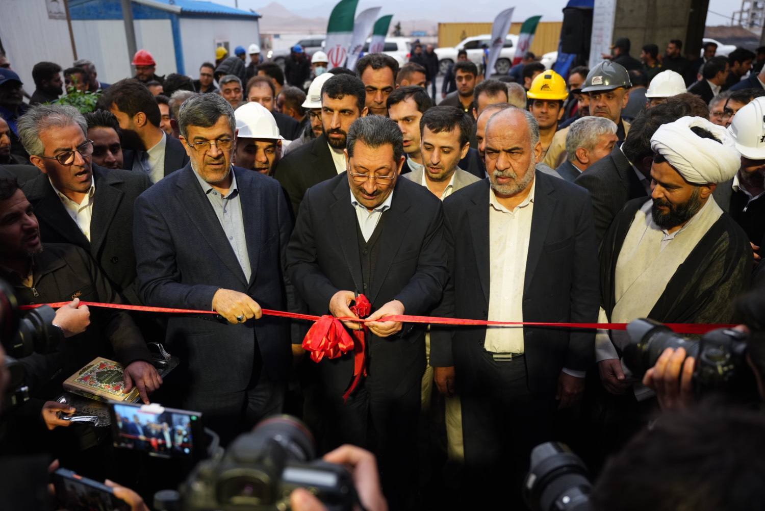 افتتاح واحد تولیدی کنسانتره «عصر نوین» در بهاباد با حضور وزیر صمت افتتاح واحد تولیدی کنسانتره «عصر نوین» در بهاباد با حضور وزیر صمت