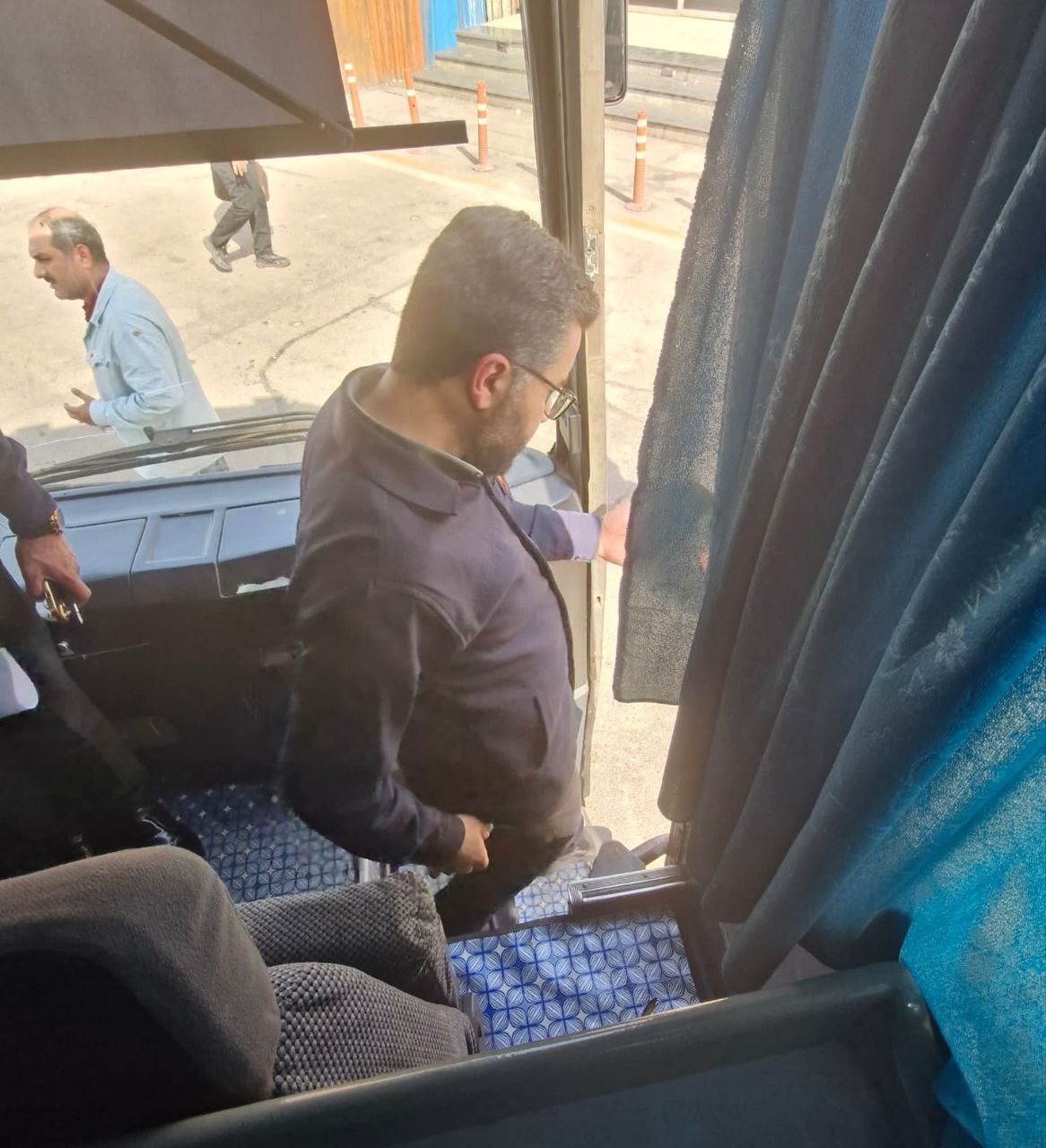 بازدید سرزده معاون منابع انسانی و امور اجتماعی فولاد خوزستان از خودرو‌های ایاب و ذهاب کارکنان