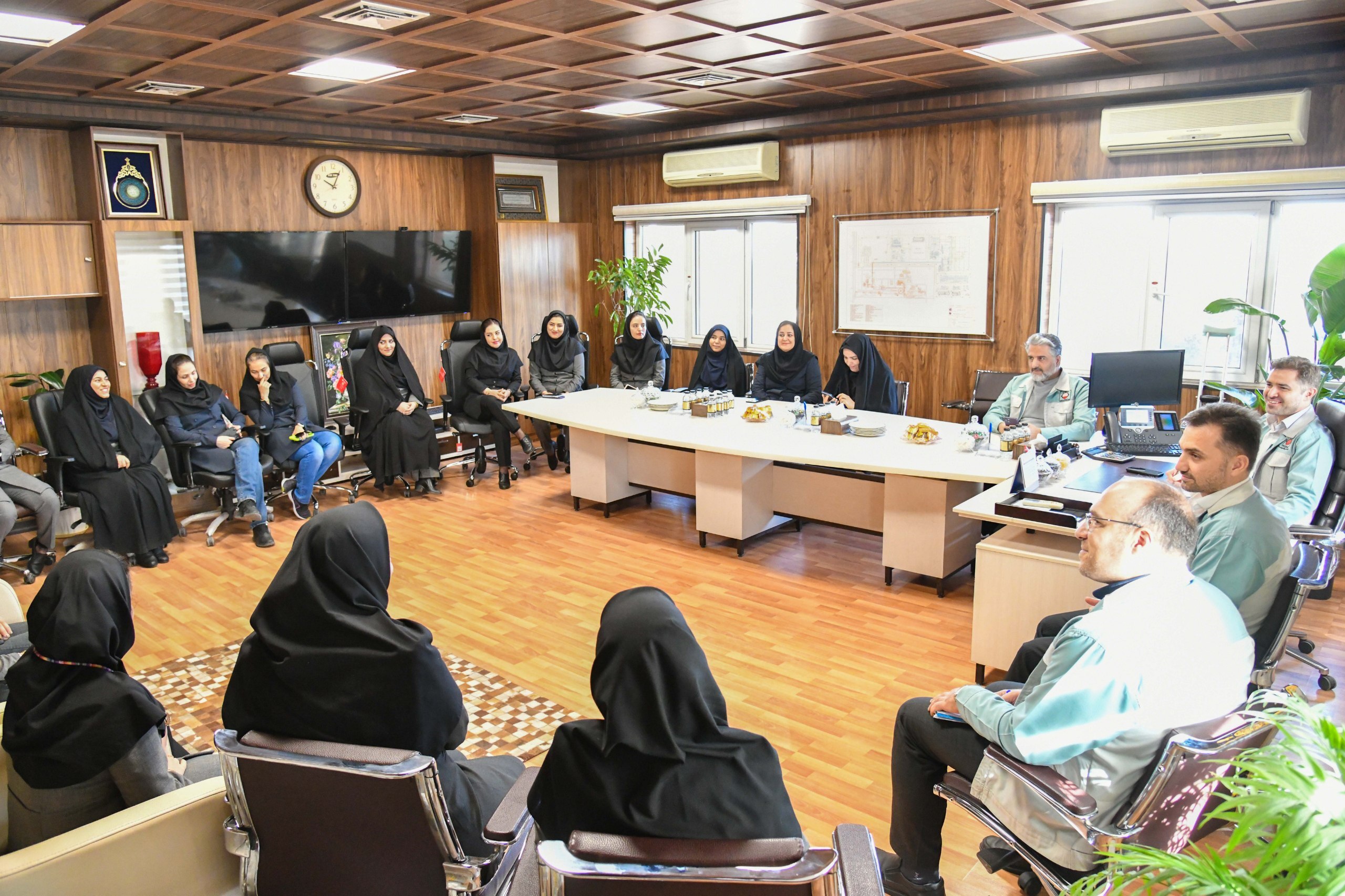 دیدار مدیرعامل ارفع با بانوان شاغل در محل کارخانه