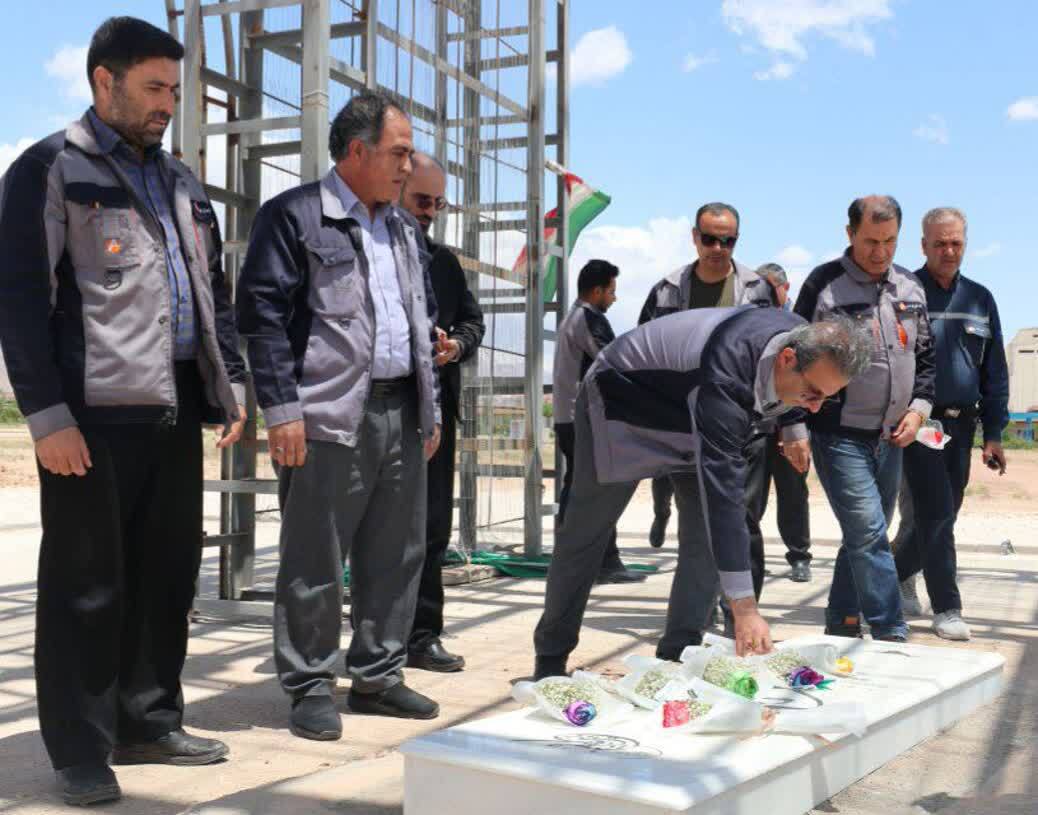 گل‌افشانی مزار شهید گمنام در شرکت آلومینای ایران