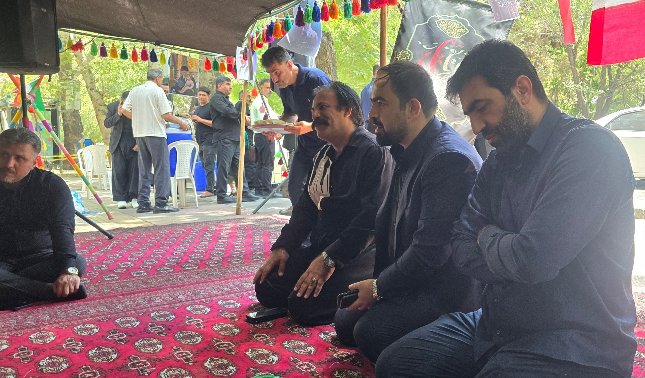 حضور مدیرعامل گروه سرمایه‌گذاری صندوق بازنشستگی کشوری، به همراه مدیرعامل و رئیس هیات مدیره شرکت فولاد اکسین خوزستان در موکب شهدای زاگرس